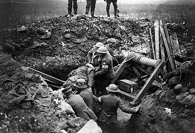 A pictorial history of the Royal Army Medical Corps, évacuation de blessés pendant la Première Guerre mondiale (collection sur la première et la seconde guerre mondiale).