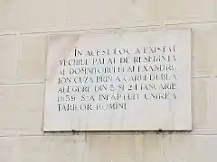 Plaque commémorative dans la cour du palais royal de Bucarest, façade sud. « En ce lieu se dressait le palais du prince souverain Alexandru Ioan Cuza, dont la double élection des 5 et 24 janvier 1859 mena à l'union des principautés roumaines. »