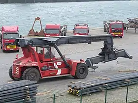 Un chariot porte-conteneurs - manœuvrant de l'équipement