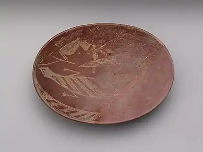 Assiette à décor blanc/rouge d'animaux sauvages.Nagada I, v. 3900–3650.Terre cuite peinte D. ~30 cm.Met