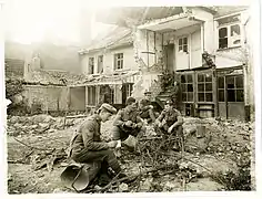 Soldats indiens de l'Empire britannique se restaurant devant des maisons en ruines de Laventie.