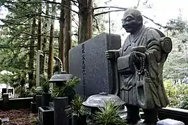 Statue d'un pèlerin sur sa tombe.