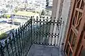 Un balcon avec balustrade ornementée dans une maison traditionnelle de la citadelle d'Erbil.