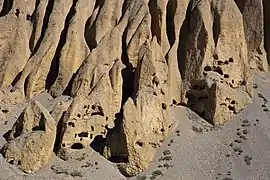 Grottes entre Chhusang et Tetang dans les gorges de Narshing Khola, réutilisée par la résistance tibétaine entre 1960 et 1970, une femme de Chhusang ayant transformé l'une d'elles en taverne pour les clients de la guérilla.