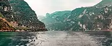 Vue du fleuve entouré de gorges.