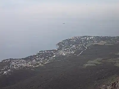 Vue plongeante sur Aloupka du mont Aï-Petri