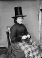 Femme en vêtements traditionnels 1885