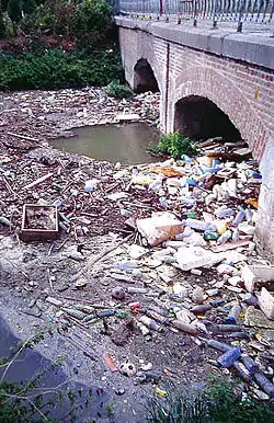 Accumulation de macro-déchets devant le siphon où l'Aa passe sous le canal de Noeufossé à Arques (29 septembre 1996).