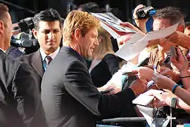 Aaron Eckhart signe des autographes à la première européenne du film The Dark Knight en 2008.