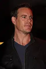 Aaron Jeffery interprète Owen.