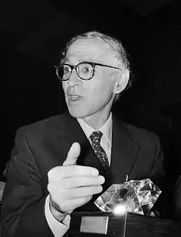Aaron Klug, prix Nobel de chimie de 1982.