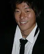 Aaron Yoo interprète Russell Kwon.