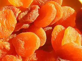 Des abricots secs dénoyautés, traités au dioxyde de soufre (E220) pour leur donner une couleur orange vif.