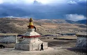 Stupa bouddhiste et village. Février 2003