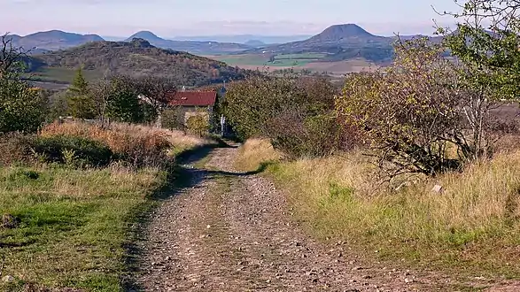 Vieille route abandonnée et volcan Oblík.