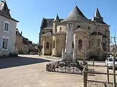 Monument aux morts et abbatiale.