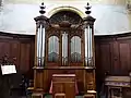 L'orgue à tuyaux, avec à droite l'harmonium