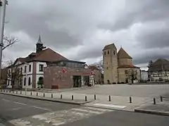 Entre l'hôtel de ville et le presbytère.