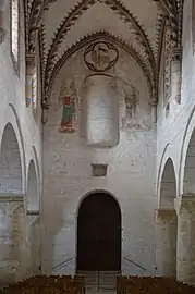 Nef de l'abbatiale et abside qui surplombe celle-ci.