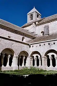 Cloître avec colonnes géminées de l'abbaye de Sénanque (Provence).