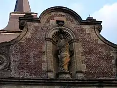 Vue de détail de la partie ouest de l'église de l'abbaye.