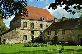 Abbaye Notre-Dame de BithaineSols depuis la route jusqu'à la rivière ; restes de l'ancien quartier claustral, façades et toitures, et en totalité pour l'aile est ; pigeonnier et fontaine.