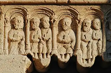 Les apôtres sculptés sur le linteau du portail.