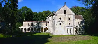 Photographie de bâtiments monastiques partiellement conservés