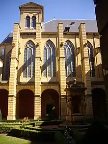 Contreforts de l'église vus du cloître.