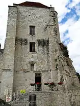 Tour devant le château abbatial