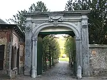 Ancienne abbaye de Saint-Denis-en-Brocqueroie : portail d'entrée, grange aux dîmes, bibliothèque et portail secondaire (colombier)