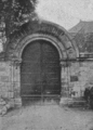 Photo ancienne (1923)de l'ancien portail de l'église de Coulangé déplacé au sein de l'ancienne Abbaye de Villeloin.