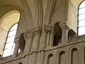 Une galerie de circulation insérée dans l’épaisseur des murs au deuxième niveau. Abbaye aux Dames de Caen.