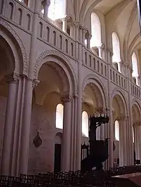 Église abbatiale de la Trinité, nef.