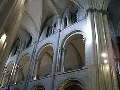 Élévation à trois niveaux avec coursive, Église Saint-Étienne de Caen