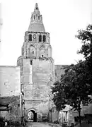 Photographie en noir et blanc d'un clocher.