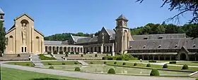 Vue d'ensemble de la nouvelle abbaye d'Orval (cour intérieure).