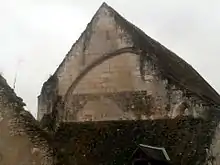 Photo en couleurs du pignon d'une ancienne église.