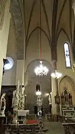 Le maître-autel, à gauche le chœur roman, à droite la nef avec la voûte gothique montée en 1770.