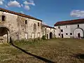 Bâtiments est et sud de la basse-cour (côté cour).