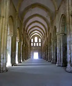 Arcs brisés de l'église abbatiale de Fontenay
