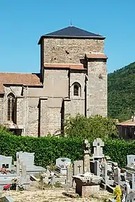 Le clocher vu depuis le cimetière, au sud.