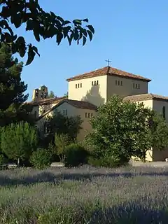 L'abbaye, dans son environnement provençal.