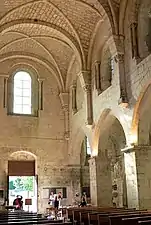 Nef de l'église en gothique primitif