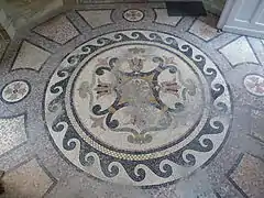 Mosaïque à l'entrée du cloître