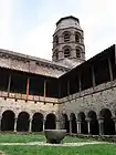 Lavaudieu, le cloître de l'abbaye (XIe/XIIe siècles).