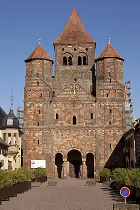 La façade romane occidentale de l'église abbatiale Saint-Étienne