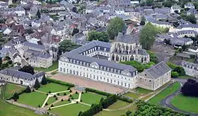 Vue aérienne d'une abbaye entourée de maisons.