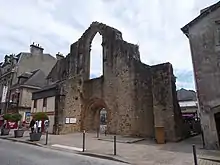 Photographie d'une façade d'église en ruine