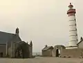 Esplanade et porche de l'ancienne église paroissiale.